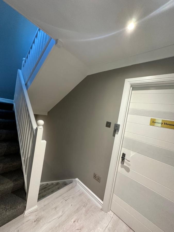 Luxury House Apartment กรีนฟอร์ด ภายนอก รูปภาพ