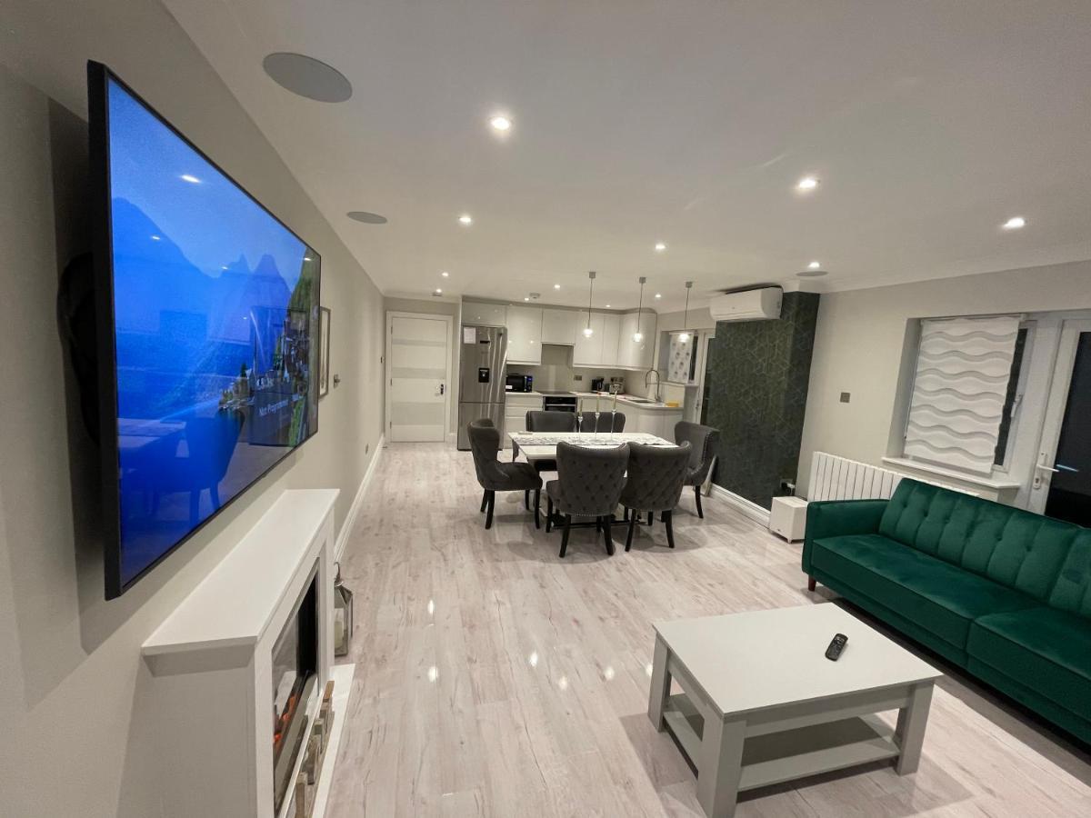 Luxury House Apartment กรีนฟอร์ด ภายนอก รูปภาพ