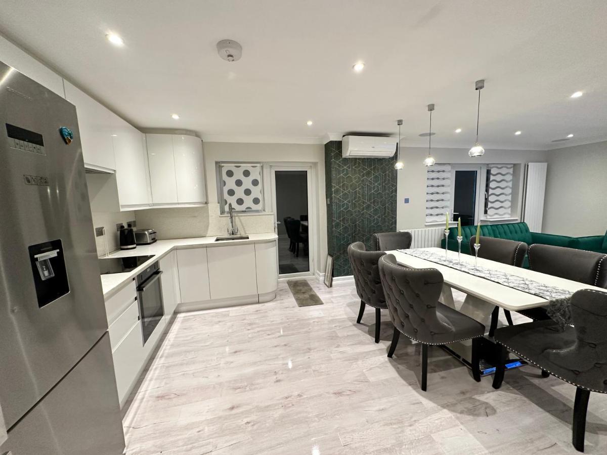 Luxury House Apartment กรีนฟอร์ด ภายนอก รูปภาพ
